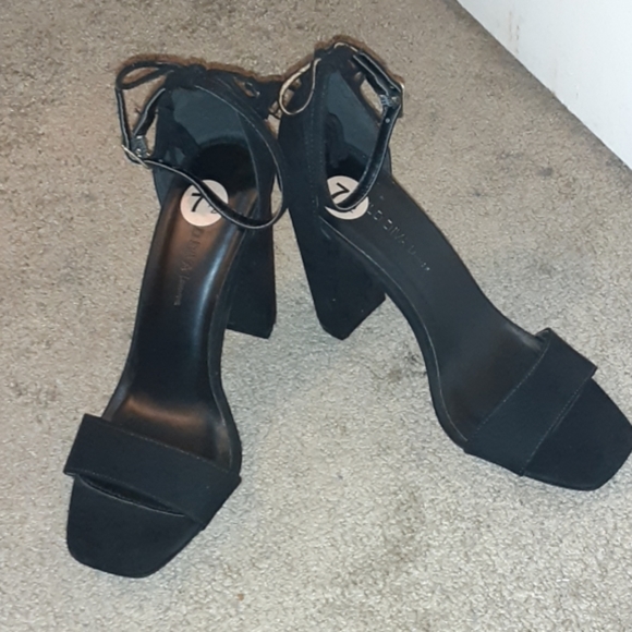 Heels - Picture 1 of 3